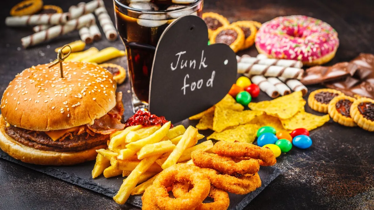 Ternyata Serupa Tapi Tak Sama, Berikut Perbedaan Junk Food dan Fast Food