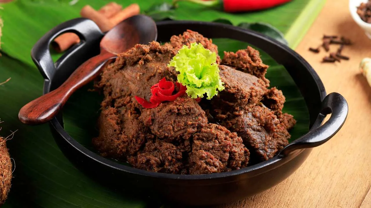 8 Jajanan & Makanan Khas Padang
