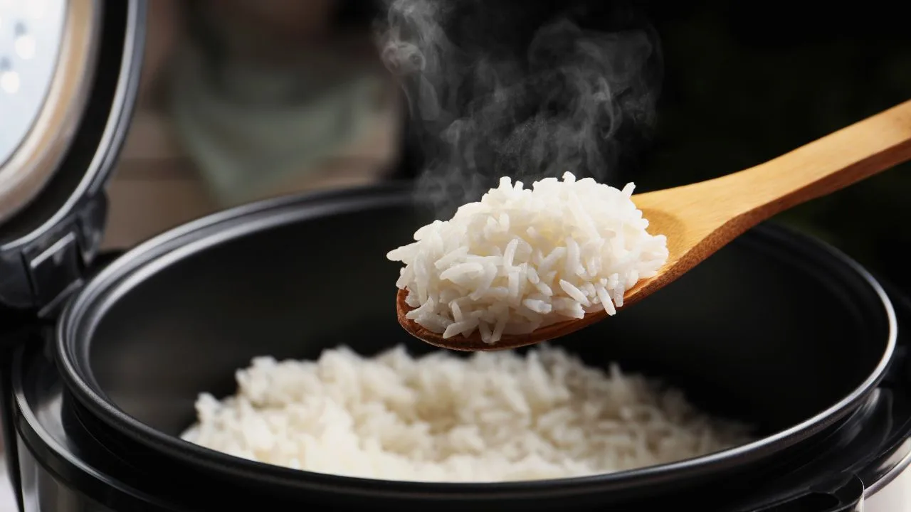 Takaran Memasak Nasi di Rice Cooker yang Benar, Tips Agar Pulen dan Enak